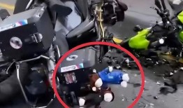 吃瓜车祸网红叫什么,揭秘网红“吃瓜”背后的惊心动魄瞬间